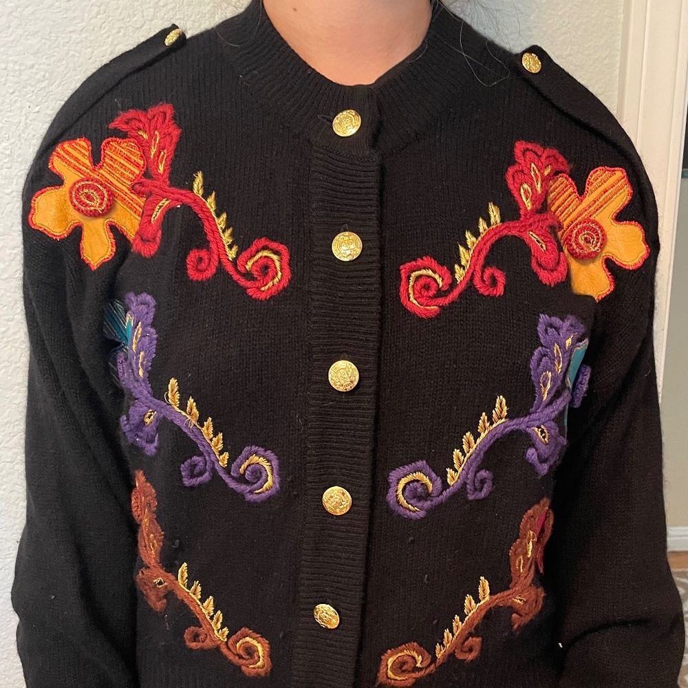 Vintage sweater with leather embroidered flowers - Picture 3 of 6
